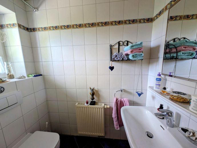 Provisionsfrei: Großzügiges Einfamilienhaus mit Südterrasse und Garten in Jaderberg – Gäste-WC