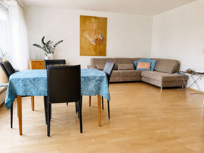 Großzügige Dachterrassenwohnung mit zusätzlichem Balkon in Haar – Wohnzimmer mit Esstisch