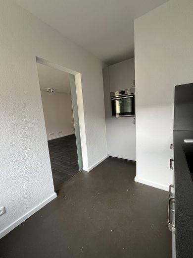 Sanierte 1 Zimmer-Wohnung mit Terrasse in der Altstadt – Ins Wohnzimmer