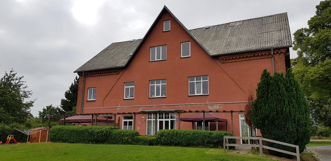 Bright 3-room apartment with far-reaching views in Rieps – Hausansicht Rückseite
