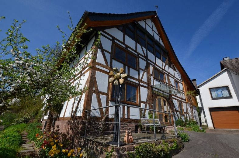 Fachwerkhaus in landschaftlich reizvoller Dorfrandlage mit Sicht in die - Rühler-Schweiz - – Heise Immobilien - www.immobilien-heise.de - Angebot in Golmbach