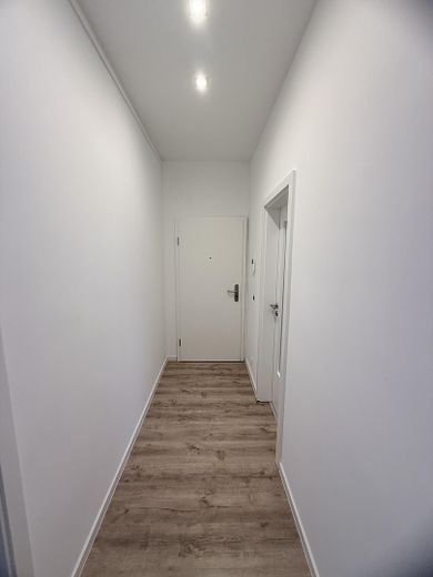 Frisch sanierte 2-Raum-Wohnung mit Einbauküche, Bad mit Wanne,  & Carport-Stellplatz – Flur