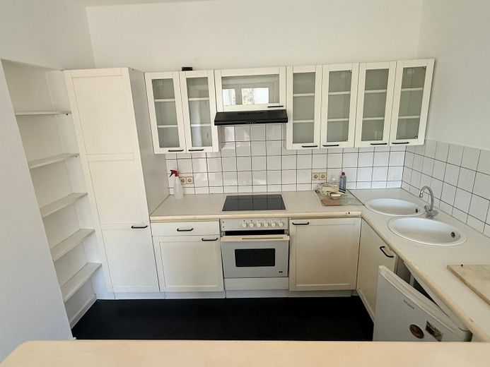 Apartamento de 2 habitaciones recién renovado con balcón y cocina equipada en Koblenz-Horchheim – Küche mit EBK