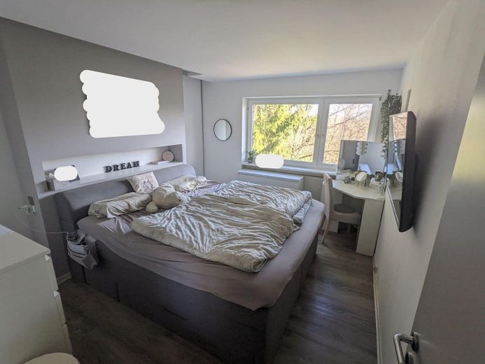 Schlafzimmer mit beg. Kleiders