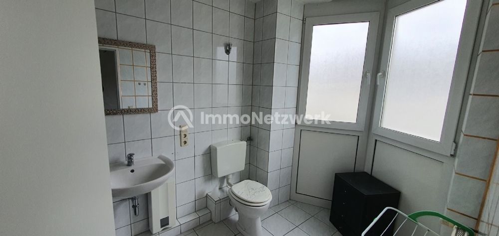 TOP***Im Zentrum von Kerpen junges 4 Familienhaus mit 4 Garagen Baujahr 1993***NEU – Bad Wohnung links