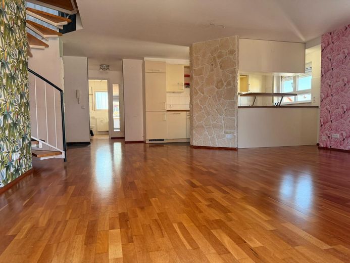 Provisionsfrei: Maisonette mit Hausgefühl, Südbalkon und 2 Tageslichtbädern inkl einem TG-Stellplatz – Wohn-/Essbereich
