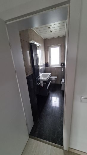 Exclusiver möblierte Büroraum mit Klima zu vermieten – WC 1 OG