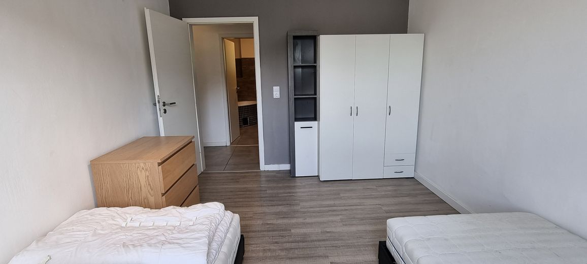 Sehr schöne teilmöblierte 4 Zimmer 103 qm DG Maisonette Wohnung mit EBK, Balkon usw. – 1 Schlafzimmer unten