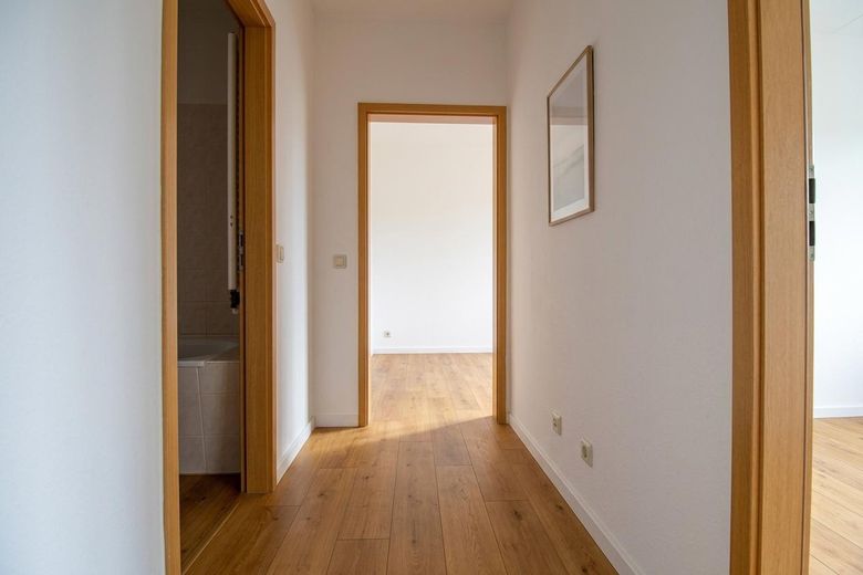 Erstbezug nach Sanierung: 4-Raum-Wohnung mit Einbauküche, Balkon & Autostellplatz – Flur