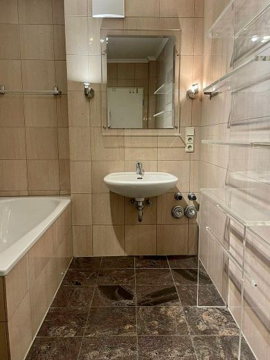 Exklusives City-Apartment mit großzügiger Wohnloggia in Top-Lage – Badezimmer