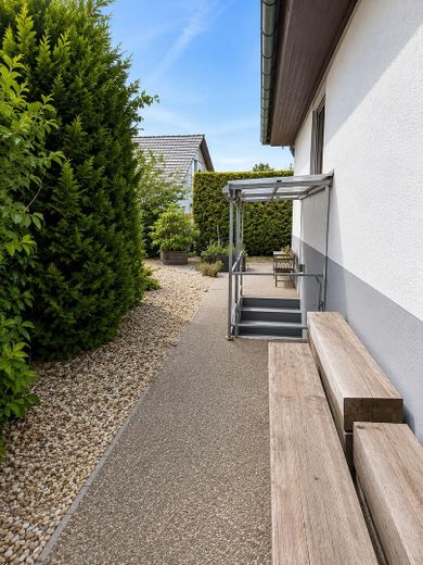 Bungalow bien entretenu avec piscine – Aussenbereich hinten