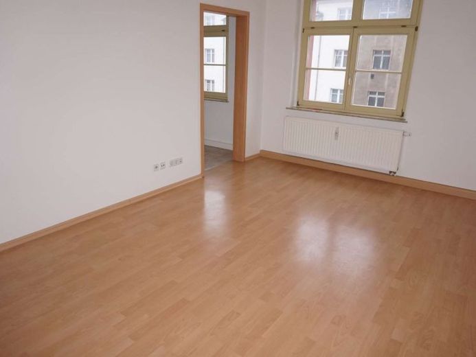 Laminatt / 2. OG / Bad mit Dusche / frei ab sofort – Foto 1