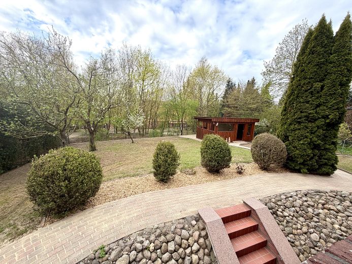 225 qm Familienglück auf 2 Ebenen + Toller Garten, Sauna & Kamin – Garten