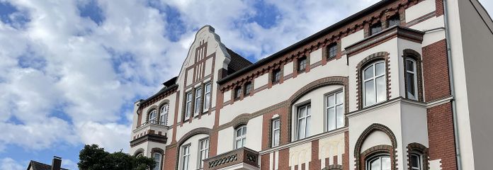 Provisionsfrei: Helle und ruhige 3-Zimmer-Wohnung in Stadtfeld-Ost – Straßenfassade
