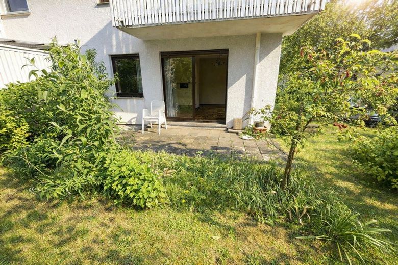 Sanierungsbedürftig, aber WOW! Unter Bodenrichtwert! DHH mit großem Garten in Wiesbaden Kohlheck! – Terrasse 2 KI
