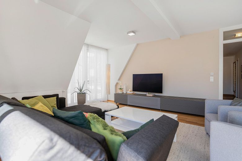 Exklusive Eigentumswohnung in bester Innenstadtlage von Mindelheim – 2 TG-Stellplätze – Wohn- und Esszimmer