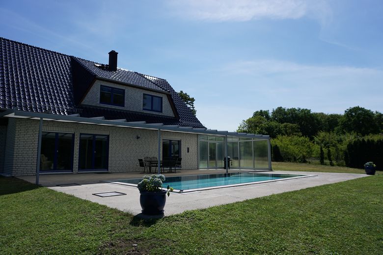 Haus mit Terrasse und Pool
