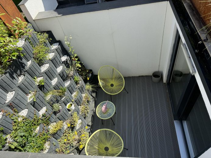 Zukunftssicheres Design-Atriumhaus: Klasse B, 12kWp PV, Klima, Kamin & Einlieger-Option – Untergeschoss Terrasse