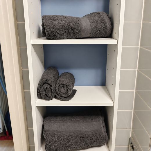 Möbliertes 1 Zimmer Wohnung mit Balkon, Stellplatz und Pauschalmiete – Bad