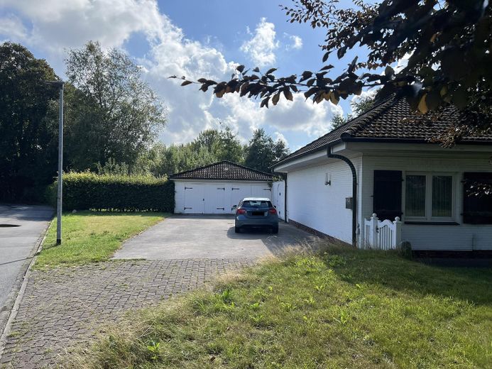 Einfahrt zur Garage
