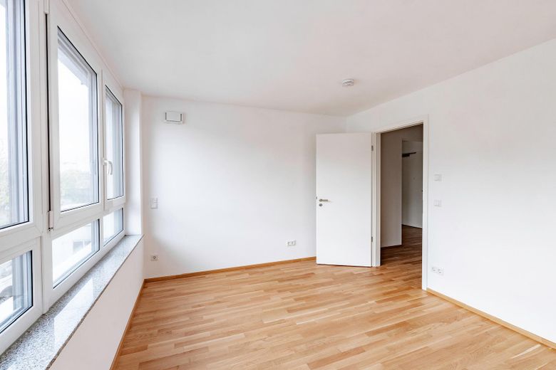 Lichtdurchflutete Neubau 3,5-Zimmer Maisonettewohnung: Loft-Charakter in zentraler Lage – Geräumiges Schlafzimmer 1. OG