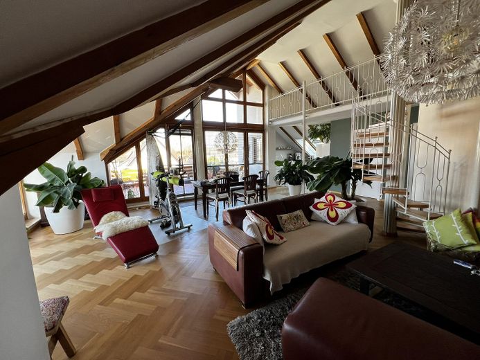 Außergewöhnliche Wohnung mit 187qm Grundfläche, Dachterrasse und Südbalkon – Wohnzimmer 