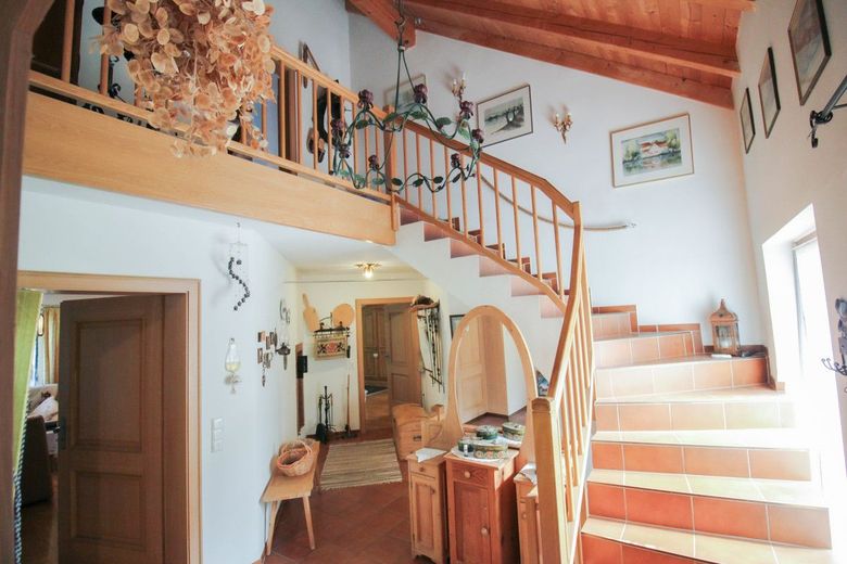 Familienfreundliches Einfamilienhaus in ruhiger Lage mit eingewachsenem Garten und Ausbaureserve – Zugang Dachgeschoss