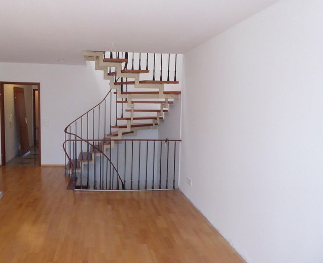 Mediterranes Reihenhaus in Gerlinger Ausichtlage – Wohnzimmer_Treppe