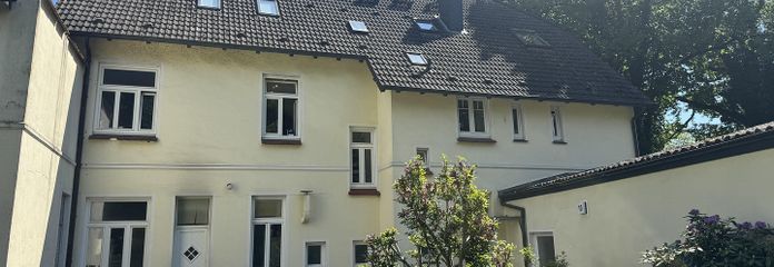 Schöne vier Zimmer Altbauwohnung – Hausansicht (Eingang)