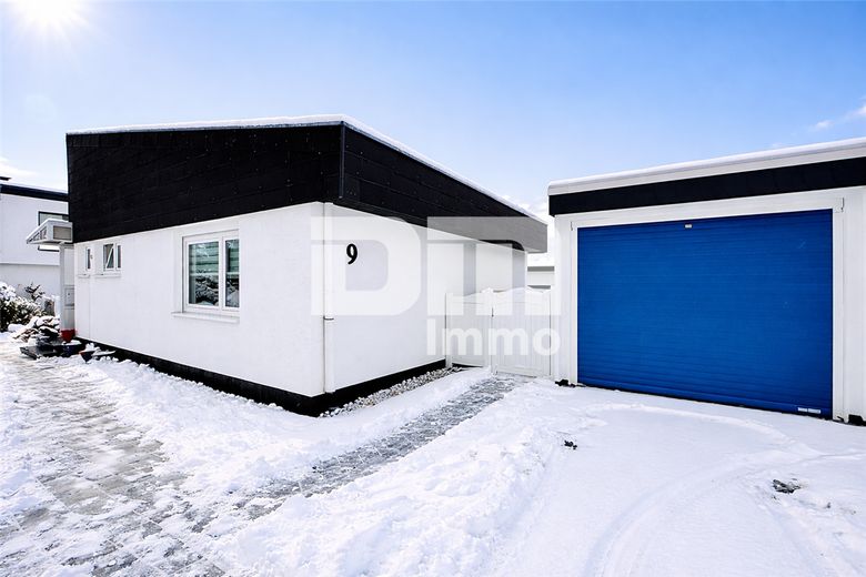 (R)eserviert! Altengerechter gepflegter Bungalow mit Gartenbereich, Terrasse, Garage – Frontansicht / Garage / Stellplätze
