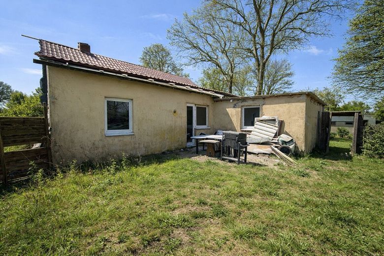 Natur pur in absoluter Alleinlage - 1.002 m² Grundstück mit Bestandsgebäude in Schifftdorf-Bramel – Haus von hinten