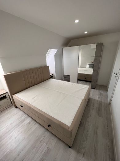 Sanierte und möblierte Wohnung mit Balkon im Herzen von Stuttgart-Vaihingen – Schlafzimmer1