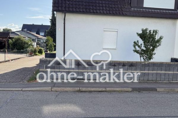 Maison jumelée bien entretenue avec grand terrain de 580 m² et carport, sans commission, libre de toute occupation
