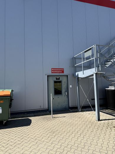 Modernes Technikcenter mit Ausstellungshalle und großem Grundstück direkt an der B444 – Nachtexpresszugang