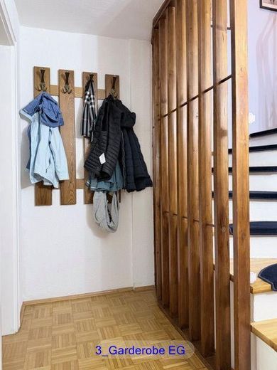 Viel Platz für Ihre Familie in einem gepflegten Reihenmittelhaus in Dachau – Flur Garderobe 