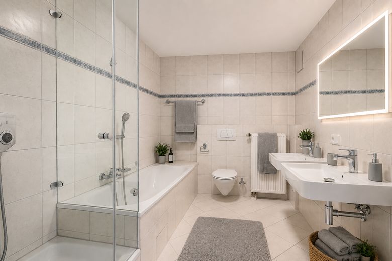 Appartamento per famiglie di rara bellezza – balcone esposto a sud-ovest, 2 bagni e posizione tranquilla di prim’ordine a Freiburg-Vauban – Badezimmer 