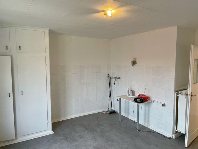 Renovierte 2,5-Raum-Penthouse-Wohnung mit Balkon in Kaiserslautern – Wohnküche