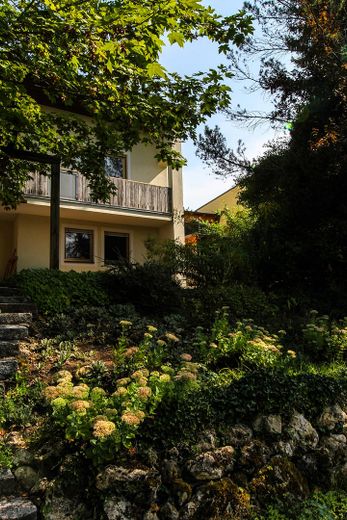 Terrasse und Nebengebäude