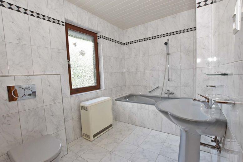 1.296 m² arsa üzerinde müstakil ev – yeniden kullanıma açma veya yeniden inşa (ikiz ev de mümkün) – Bad EG