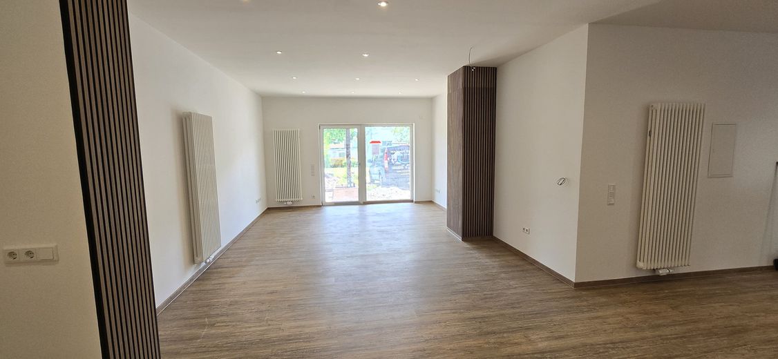 Bonito apartamento de 2,5 habitaciones con terraza y jardín / adaptado para silla de ruedas – Wohnzimmer