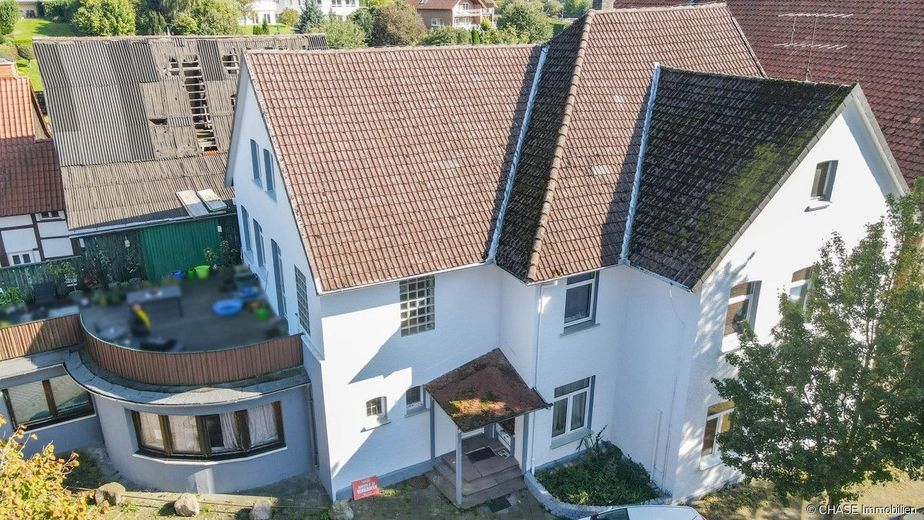 Großflächiges 5-Parteien Mehrfamilienhaus in Bad Pyrmont - Top SOLL-Faktor von 9,7 in Löwensen! – Außenansicht - Fassade