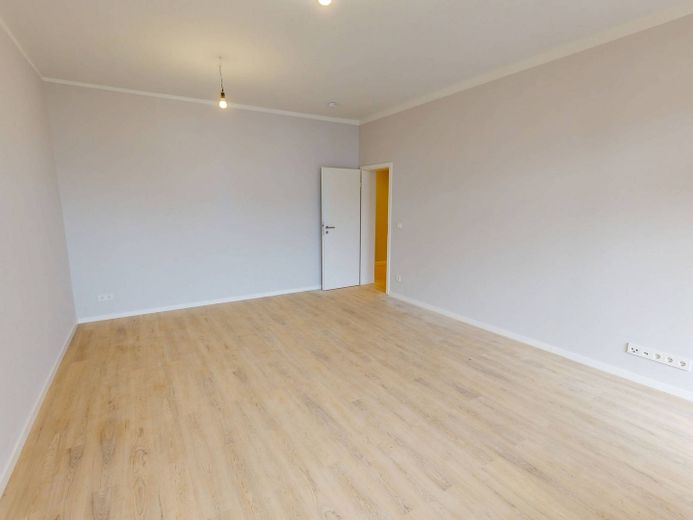 Vollständig renovierte 2-Zimmer-Wohnung mit BALKON, saniertem Bad und moderner EBK – Ansicht II: Wohn- und Esszimm…