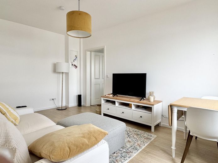 Möblierte KfW40-Wohnung mit Waschmaschine, Internet, hervorragende ÖV-Anbindung – Wohnen