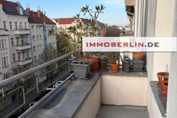 IMMOBERLIN.DE - Trend semtinde güneye bakan balkonlu ve asansörlü, şık sıva süslemeli eski bina dairesi