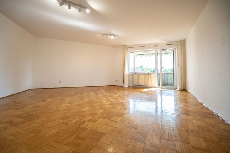 Lichtdurchfluteter Wohnkomfort in Uni-Bestlage – 90 m² mit 3 Balkonen & TG-Stellplatz – Blick ins Wohnzimmer