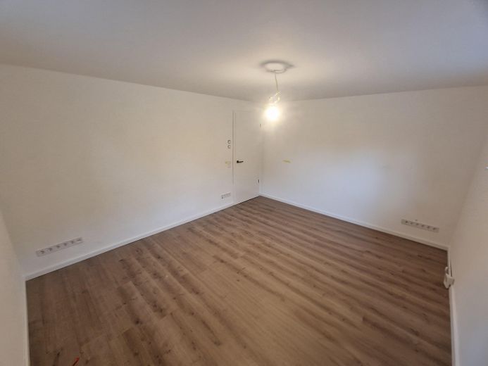 Erstbezug in Zepernick – Provisionsfreie KfW-40-EE Stadtvilla auf über 1.000 m² Grundstück – KG Büro Tür Home-Office