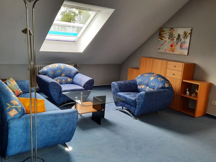 Sehr gepflegtes 4-Familien-Wohnhaus mit großem Gartengrundstück in Top Wohnlage von CR – DG Wohnung 2 Wohnzimmer