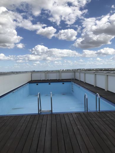 Swimmingpool mit Dachterasse