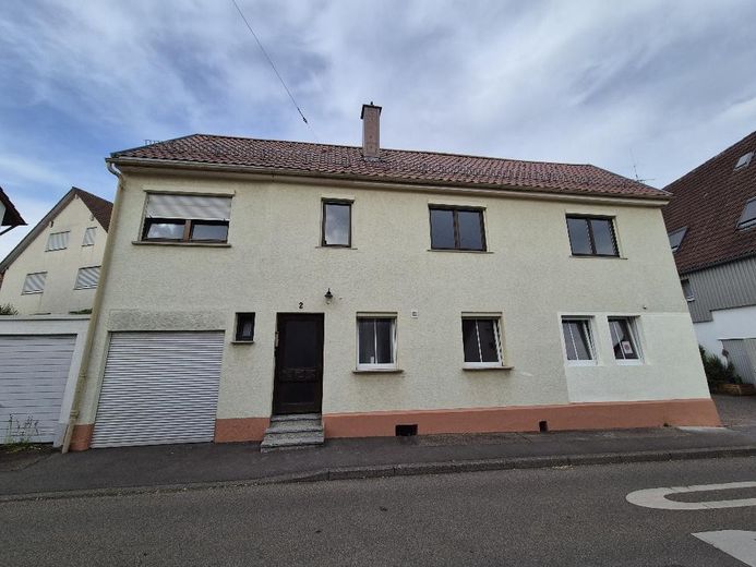 Zweifamilienhaus zur Miete in Pflugfelden – frisch saniert, ab sofort – Haus Ansicht