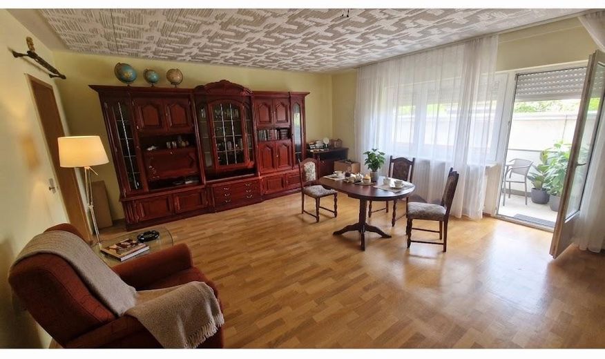 Achtung: Schöne Hochparterre-Wohnung in ruhiger Lage – Wohnzimmer